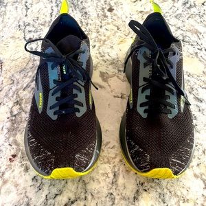 Womens size 9 Brooks Levitate 4. Excellent condition. No insoles